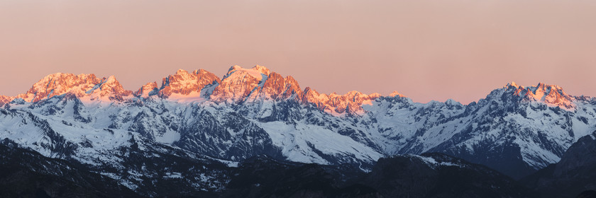 Lever de soleil sur le massif des écrins ©Pierre Barrot
