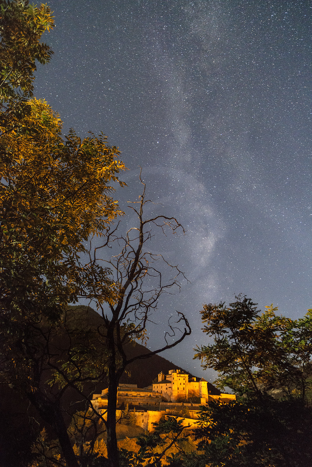 Château-Queyras sous la voie lactée