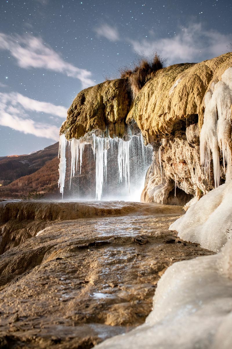 Fontaine pétrifiante gelée sous la lune - Réotier