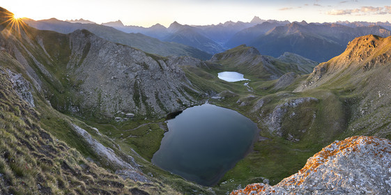 Le soleil se lève au dessus des lacs de Malrif, le petit Laus et le Mézan