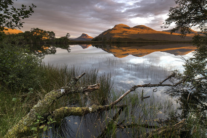Reflets du matin dans le loch Cul Dromannan. Stac Pollaidh au loin.