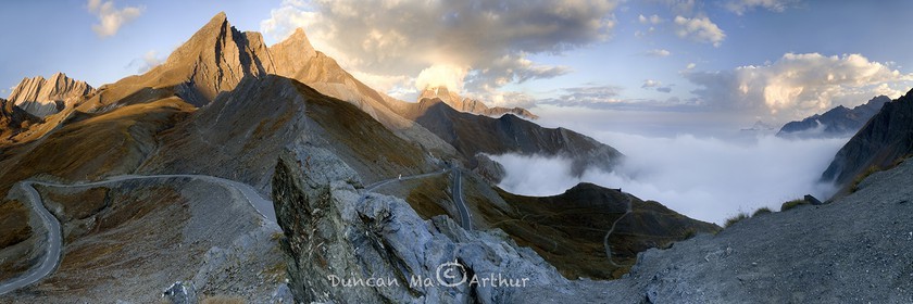 Le Col Agnel avec vue sur la Taillante, le Pain de Sucre, le pic d'Asti et le mont Viso et un panorama au dessus de la nebbia italienne