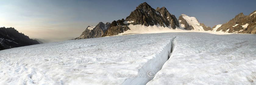 Le glacier Blanc, entre le Pelvoux et les Ecrins. Hautes-Alpes.