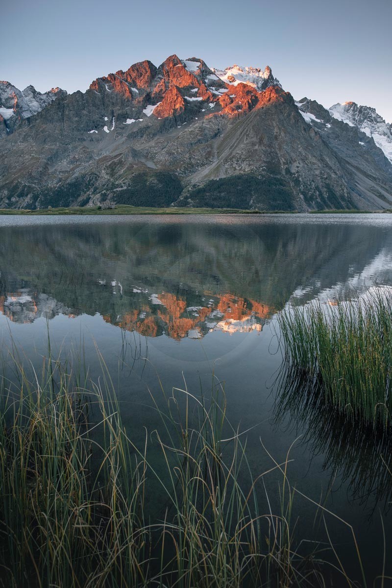 Lever de soleil sur la Meije depuis le lac du pontet
