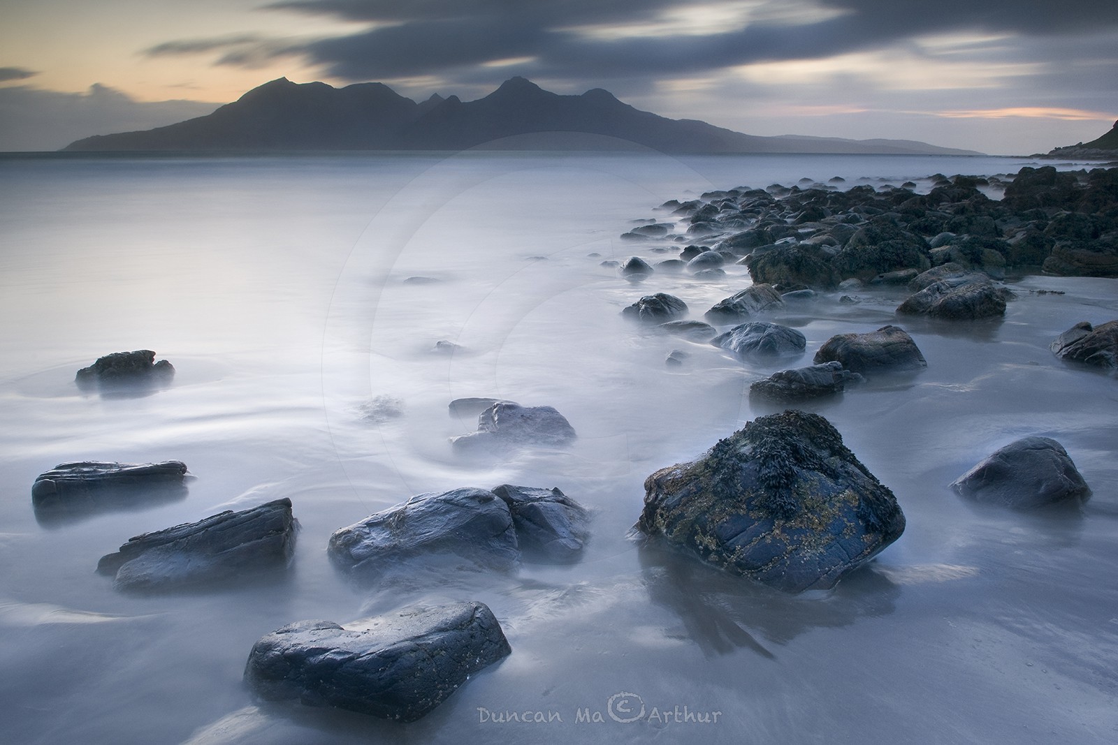 L'île de Rum depuis l'île d'Eigg