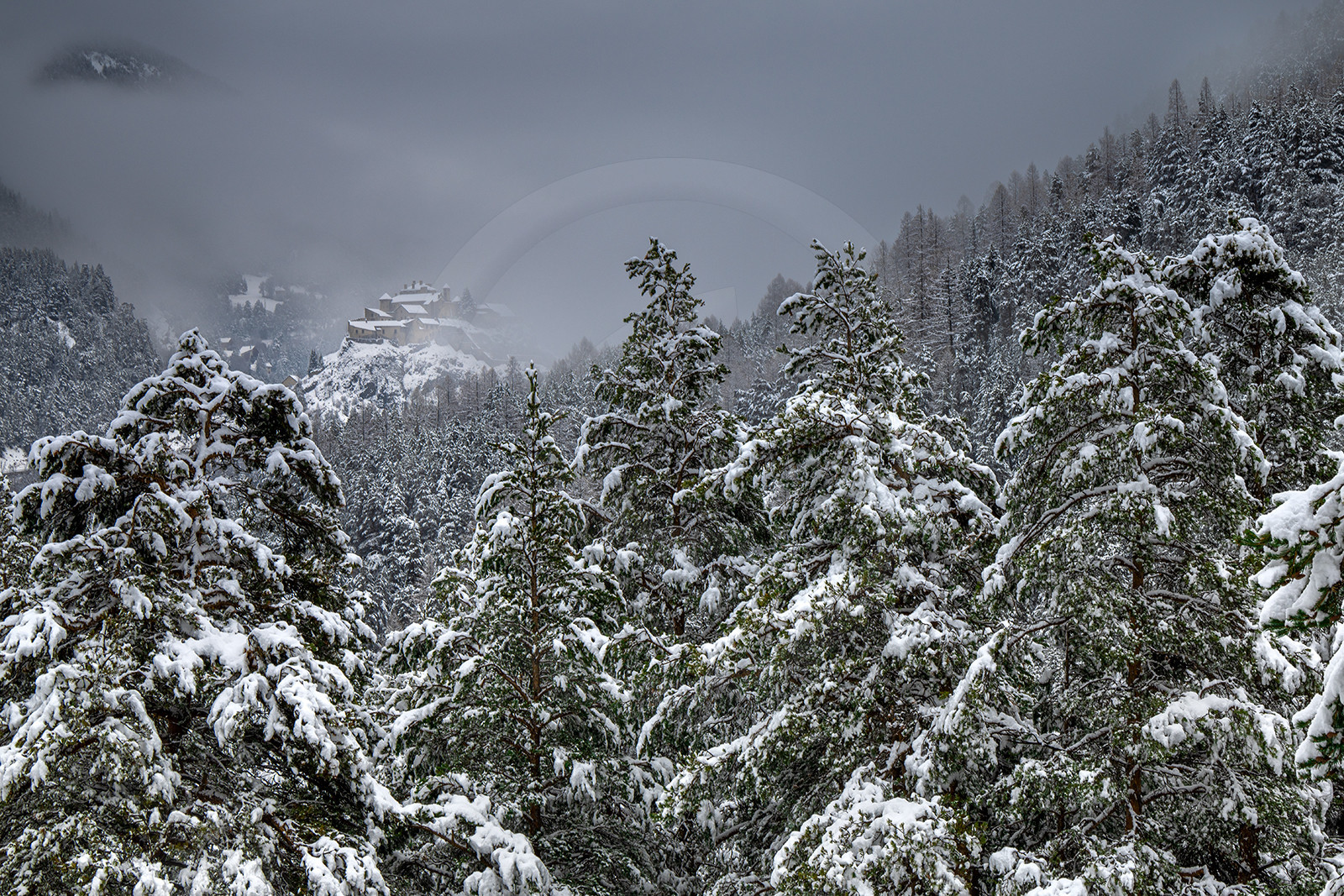 Fort-Queyras sort du brouillard.